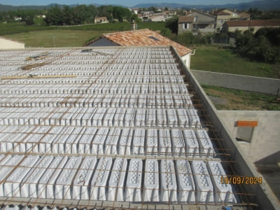 Pose des poutrelles et hourdis de la toiture